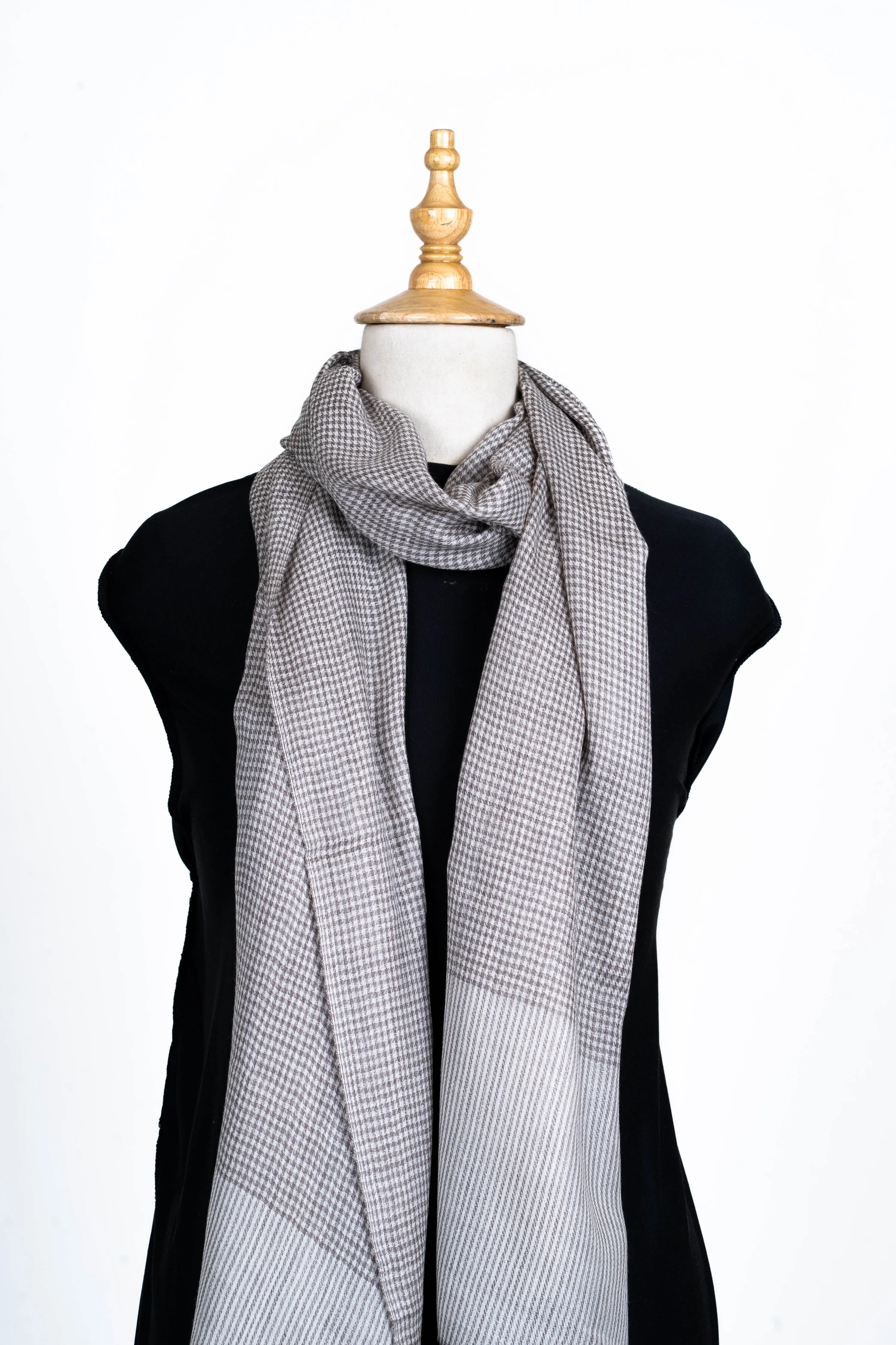 Sophisticated Mini Checks: Merino Wool Scarf in Charcoal Gray