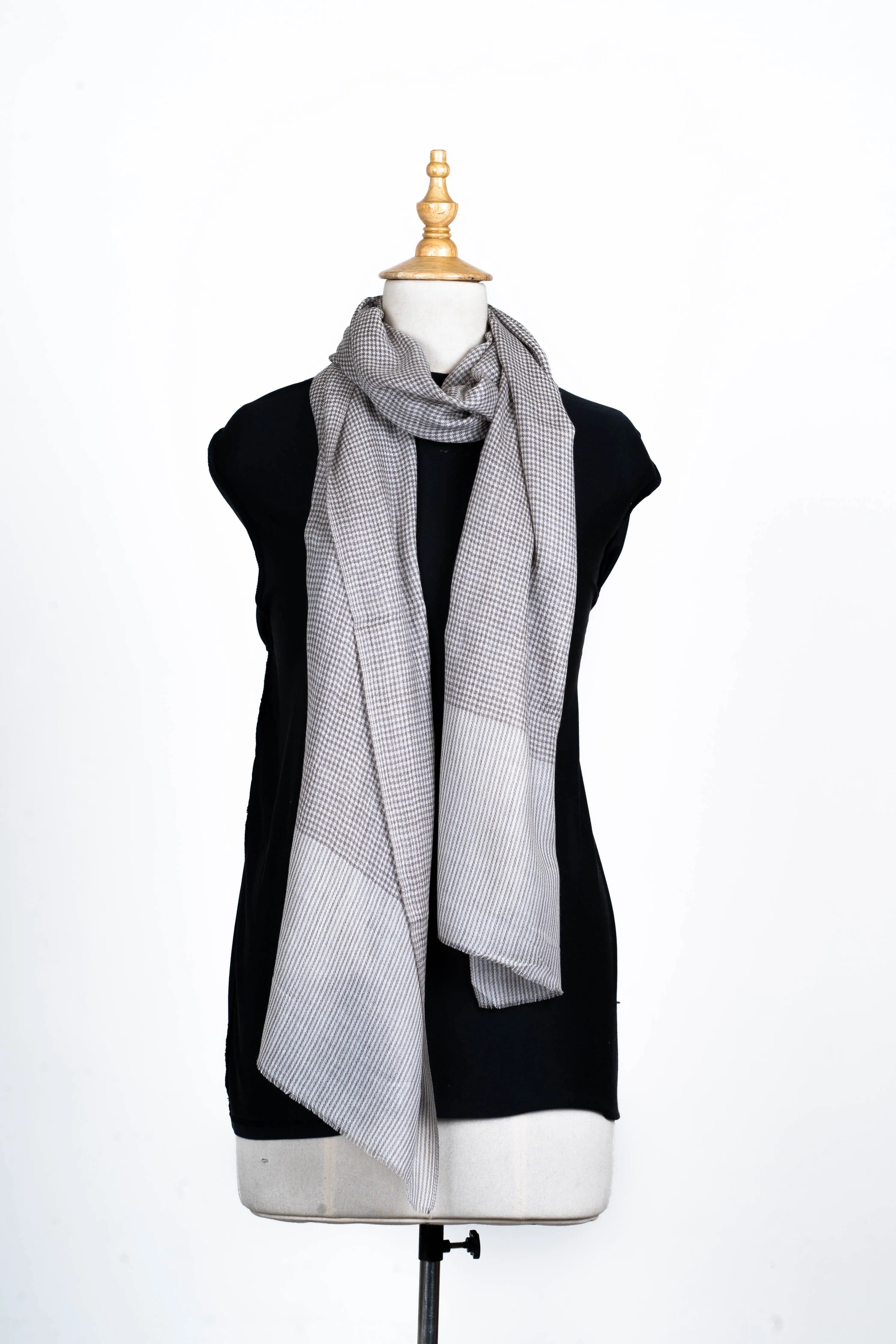 Sophisticated Mini Checks: Merino Wool Scarf in Charcoal Gray
