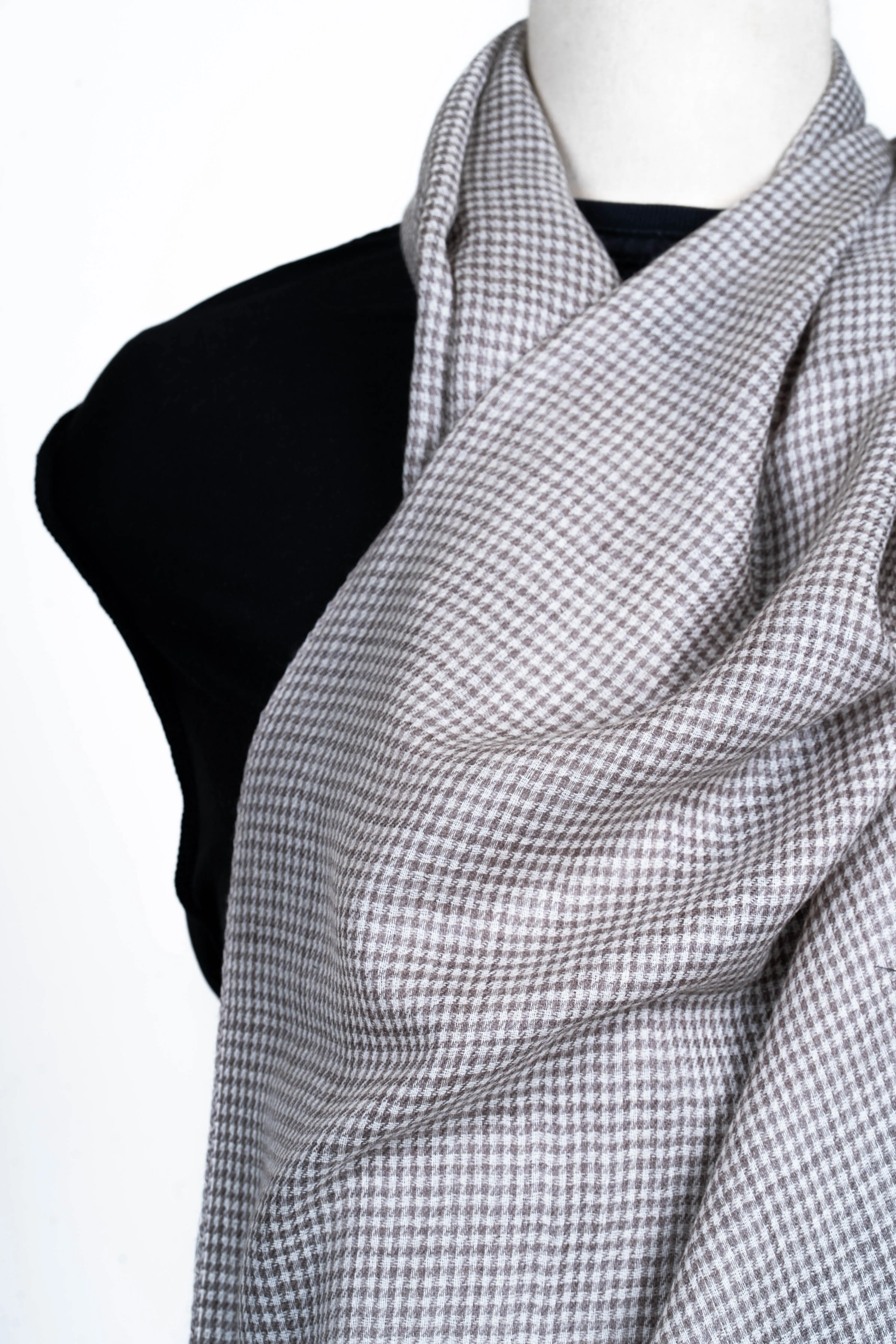 Sophisticated Mini Checks: Merino Wool Scarf in Charcoal Gray